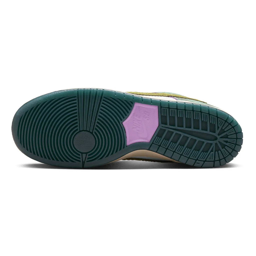 Nike SB Dunk Low  // Chameleon