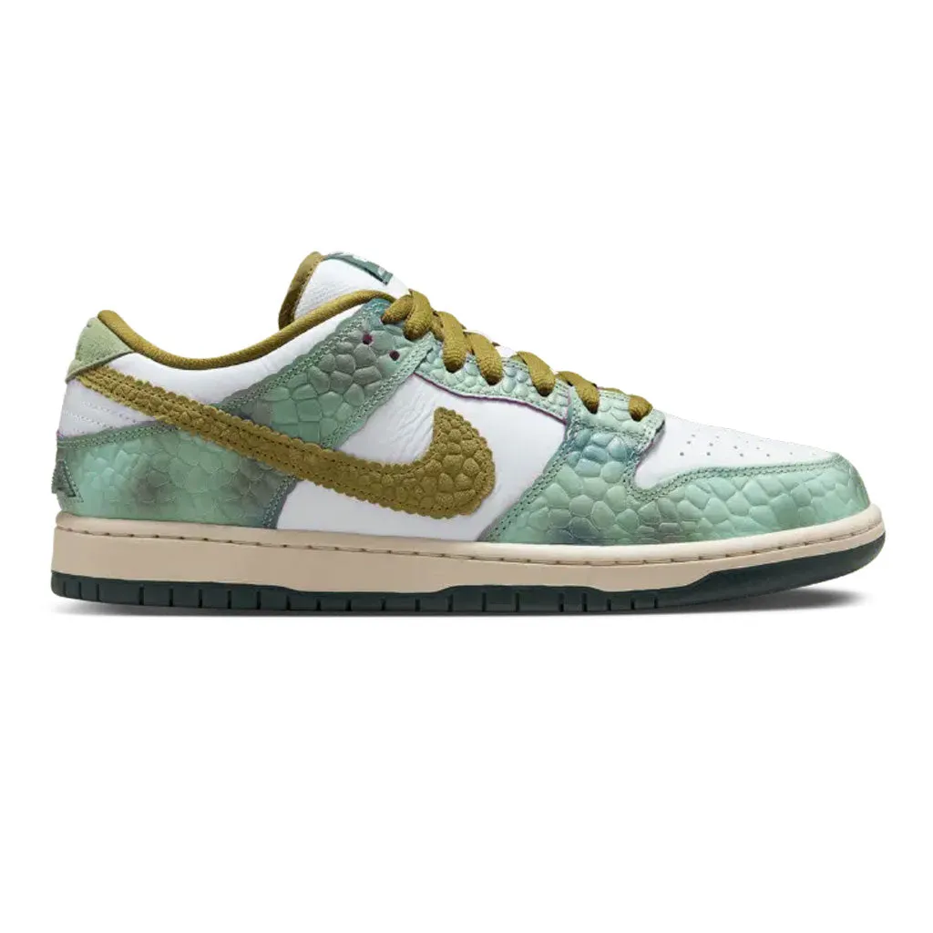 Nike SB Dunk Low  // Chameleon