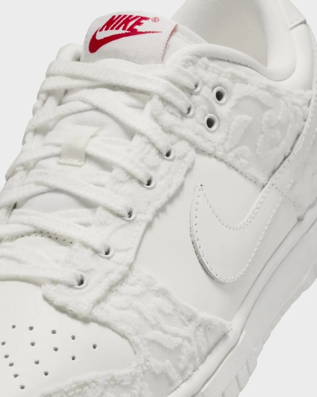 Nike SB Dunk Low 'Valentines Day - Give Her Flowers' Sneakers